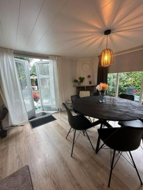 Ruim, mooi en modern huisje met een heerlijke tuin